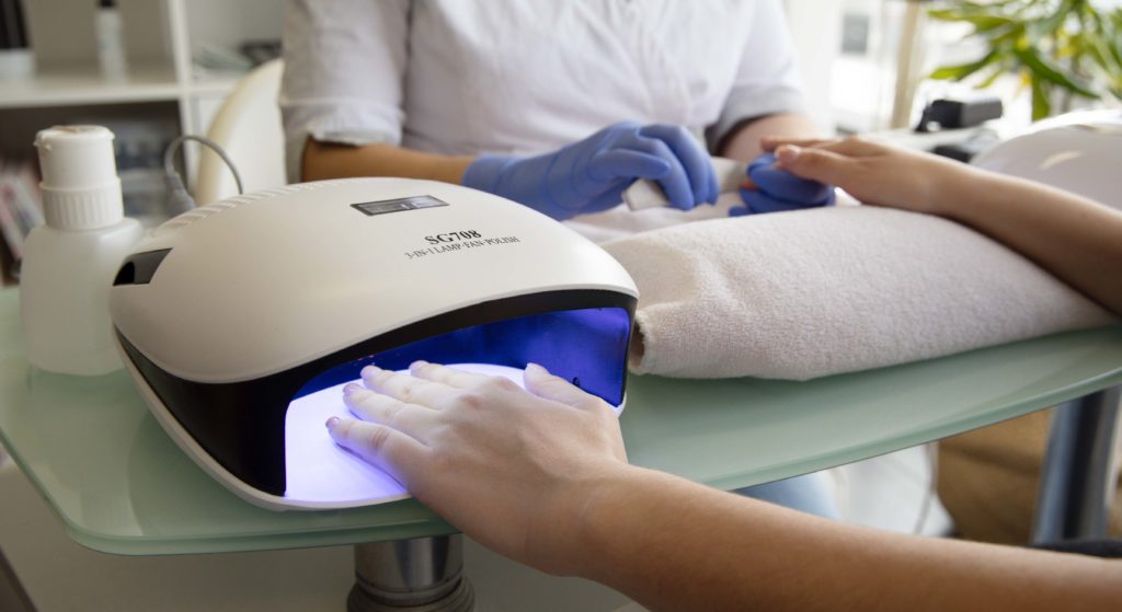 Soin des mains et onglerie à l’Institut Bel’Attitude à Domdidier, pour des ongles élégants et soignés au quotidien.