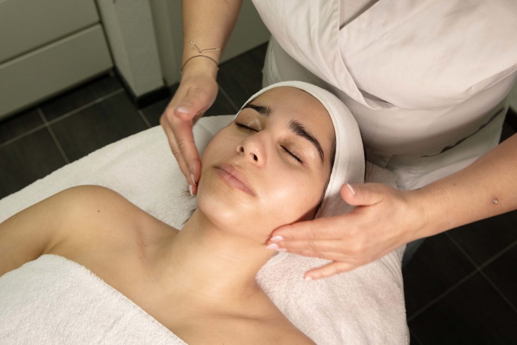 Soin du visage professionnel à l’Institut Bel’Attitude à Domdidier, pour une peau éclatante, hydratée et reposée