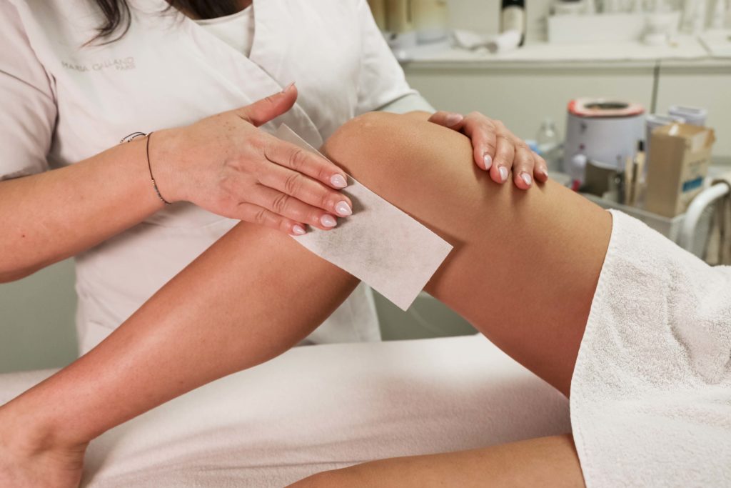 Épilation à la cire chaude ou tiède à l’Institut Bel’Attitude à Domdidier, pour une peau lisse, douce et durablement nette.