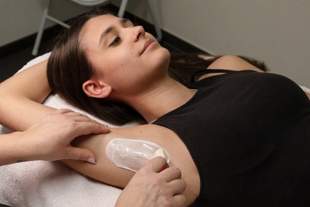 Épilation à la cire chaude ou tiède à l’Institut Bel’Attitude à Domdidier, pour une peau lisse, douce et durablement nette.