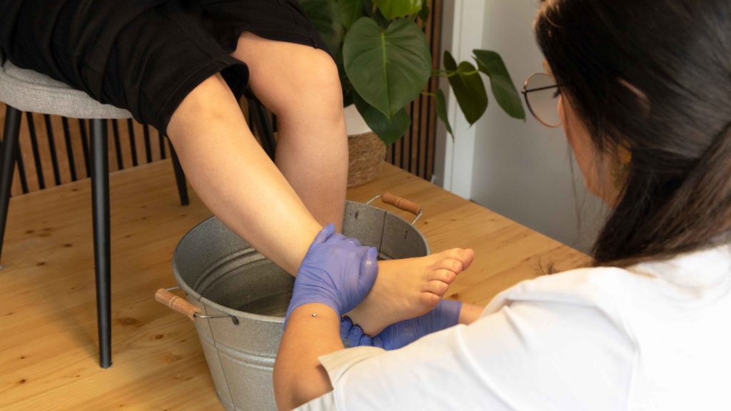 Soin des pieds à l’Institut Bel’Attitude à Domdidier, pour des pieds doux, légers et parfaitement entretenus.