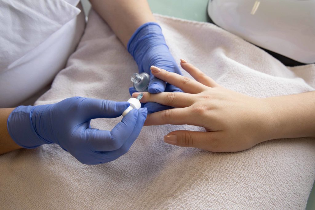 Soin des mains et onglerie à l’Institut Bel’Attitude à Domdidier, pour des ongles élégants et soignés au quotidien.