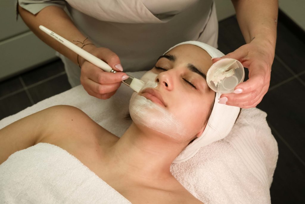 Soin du visage professionnel à l’Institut Bel’Attitude à Domdidier, pour une peau éclatante, hydratée et reposée